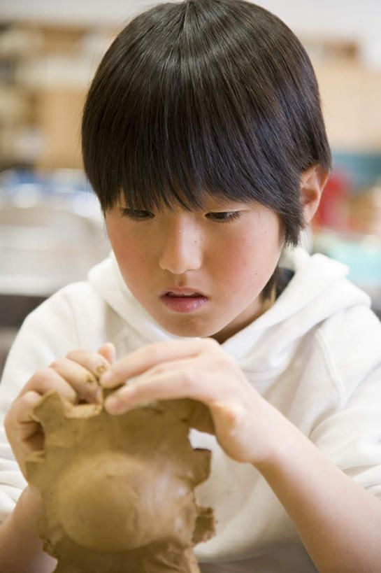 东方人,儿童,头发,一个人,站,笑,摸,微笑,露齿笑,竖图,室内,白天,正面,纯洁,雕塑,亚洲,仅一个男性,仅一个人,抚摸,握,服装,朦胧,模糊,艺术,装饰,雕刻,雕像,陶瓷,拿,拿着,注视,休闲装,黄种人,小孩,衣服,白色,黑色,工艺品,观察,看,站着,仅一个小孩,休闲,休闲服,可爱,童年,童趣,握着,服饰,观看,纪念,美术,察看,关注,主题,陈列,童真,烂漫,无邪,功能,美学,天真,男孩,男人,男性,亚洲人,孩子,触摸,接触,站立,半身,彩图,男生