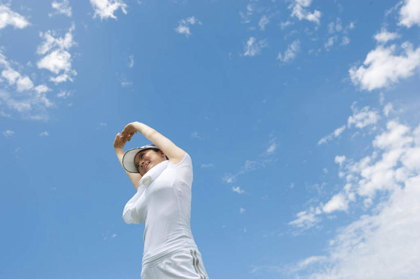 东方人,一个人,站,伸展双臂,笑,微笑,露齿笑,横图,室外,白天,仰视,旅游,度假,帽子,亚洲,仅一个年轻女性,仅一个女性,仅一个人,伸展,阴影,服装,光线,影子,云,云朵,云彩,注视,休闲装,黄种人,娱乐,运动帽,伸懒腰,衣服,蓝色,白色,白云,蓝天,天空,阳光,天,观察,看,站着,享受,休闲,休闲服,鸭舌帽,放松,服饰,观看,察看,关注,惬意,懒腰,一顶,年轻女性,女人,女性,亚洲人,敞开双臂,伸开双臂,展开双肩,站立,张开手臂,张开双臂,半身,彩图,低角度拍摄,慵懒