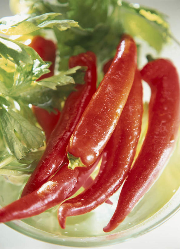 无人,竖图,俯视,室内,白天,桌面,辣椒,蔬菜,餐具,叶子,一堆,许多,阴影,堆叠,堆积,新鲜,光线,碟子,盘,影子,食品,绿叶,食物,阳光,盘子,碟,嫩叶,有机食品,绿色食品,堆,辣角,红海椒,大椒,辣虎,广椒,叶,叶片,辣子,红辣椒,海椒,番椒,彩图,高角度拍摄