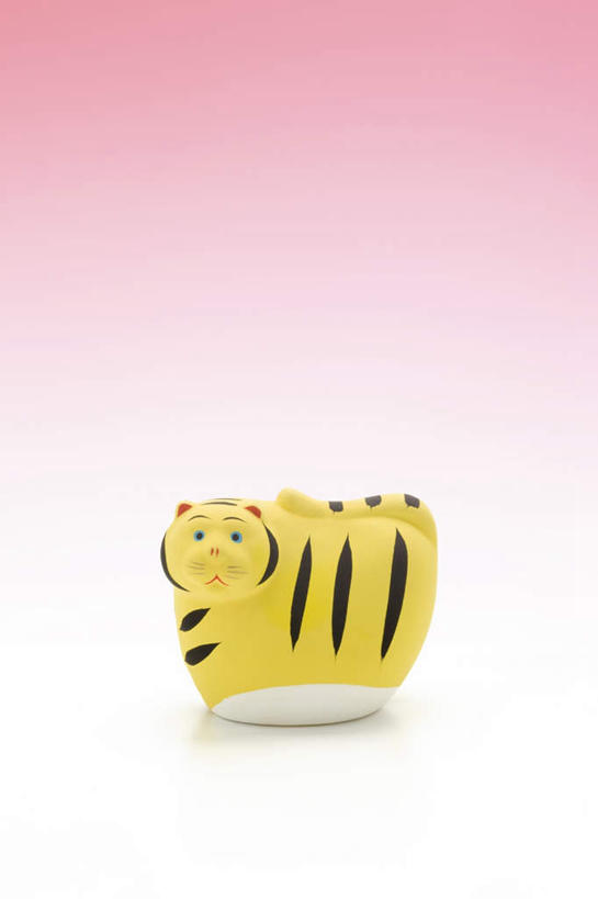 无人,站,竖图,俯视,室内,特写,白天,白色背景,桌面,野生动物,玩具,艺术,装饰,扭头,注视,文化,传统,一只,黄色,动物,观察,看,站着,转头,摄影,影棚,观看,工艺,华丽,修饰,点缀,察看,关注,创作,凶猛,衬托,美观,雅致,雅观,残暴,凶残,老虎,站立,彩图,高角度拍摄,影棚拍摄,拍摄