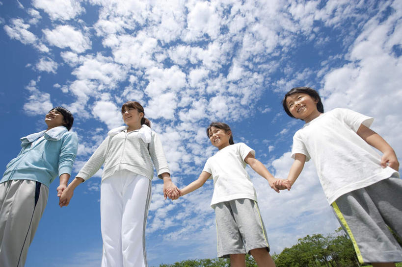 东方人,儿童,头发,四个人,家庭,夫妻,母亲,父亲,女儿,儿子,站,握手,笑,摸,微笑,露齿笑,横图,室外,白天,仰视,爱情,旅游,度假,纯洁,森林,树林,植物,亚洲,一排,抚摸,阴影,服装,整齐,光线,影子,云,云朵,浪漫,云彩,注视,休闲装,黄种人,娱乐,树,树木,排列,小孩,衣服,蓝色,绿色,白色,黑色,白云,蓝天,天空,阳光,自然,天,观察,看,站着,享受,休闲,温暖,温馨,父子,母女,一家人,休闲服,恩爱,放松,父爱,可爱,母爱,童年,童趣,恋人,服饰,生长,成长,观看,和睦,察看,队列,关注,童真,烂漫,无邪,天真,男孩,男人,男性,年轻男性,年轻女性,女孩,女人,女性,亚洲人,孩子,夫妇,情侣,触摸,接触,拉手,手拉手,手握手,站立,半身,彩图,低角度拍摄,伴侣,融洽,男生,女生