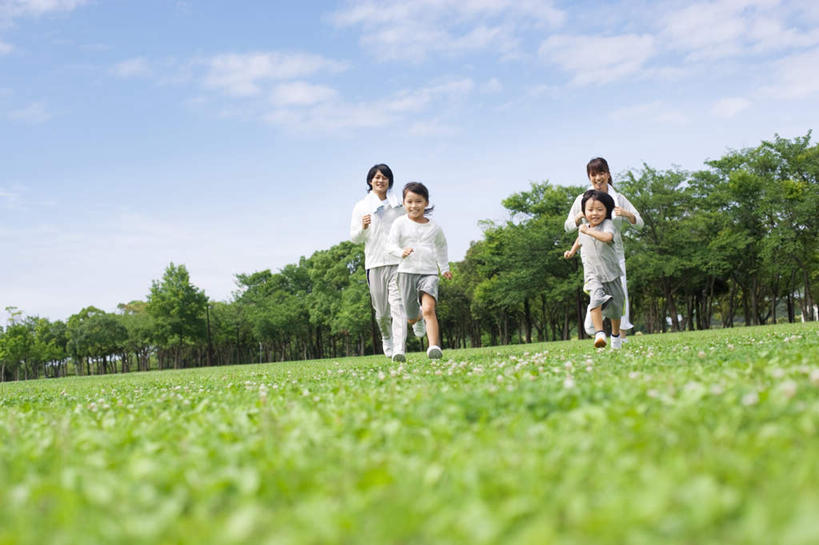 东方人,儿童,四个人,家庭,夫妻,母亲,父亲,女儿,儿子,站,跑,笑,微笑,露齿笑,横图,室外,白天,正面,爱情,锻炼,旅游,度假,纯洁,运动,草地,草坪,森林,树林,植物,亚洲,阴影,服装,光线,影子,云,云朵,浪漫,云彩,注视,休闲装,黄种人,娱乐,草,树,树木,小孩,衣服,蓝色,绿色,白色,白云,蓝天,天空,阳光,自然,天,观察,看,站着,享受,休闲,温暖,温馨,父子,母女,一家人,休闲服,恩爱,放松,父爱,可爱,母爱,童年,童趣,恋人,服饰,生长,成长,观看,和睦,察看,关注,童真,烂漫,无邪,体育,天真,男孩,男人,男性,年轻男性,年轻女性,女孩,女人,女性,亚洲人,孩子,夫妇,情侣,跑步,站立,彩图,全身,健身,伴侣,融洽,男生,女生