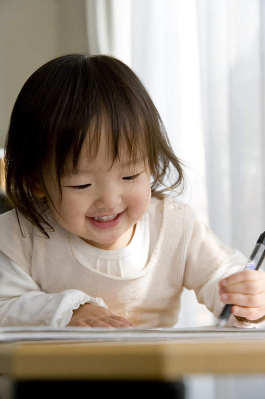 东方人,儿童,头发,一个人,坐,笑,摸,微笑,露齿笑,竖图,室内,白天,正面,纯洁,窗户,窗帘,落地窗,桌子,亚洲,仅一个女性,仅一个人,抚摸,握,写,阴影,服装,光线,影子,墙,拿,拿着,注视,休闲装,黄种人,书桌,玻璃窗,墙壁,墙面,小孩,衣服,白色,黑色,阳光,课桌,观察,记录,看,靠,靠着,倚靠,仅一个小孩,休闲,休闲服,可爱,童年,童趣,握着,服饰,观看,察看,倚着,关注,童真,烂漫,无邪,天真,女孩,女人,女性,亚洲人,孩子,触摸,接触,坐着,半身,彩图,女生