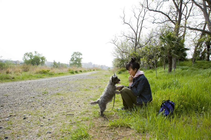 东方人,一个人,站,坐,笑,摸,微笑,露齿笑,横图,室外,白天,侧面,旅游,度假,草地,草坪,森林,树林,植物,道路,路,宠物,狗,亚洲,仅一个年轻女性,仅一个女性,仅一个人,抚摸,握,阴影,服装,光线,包,皮包,影子,云,云朵,小路,交通,云彩,注视,休闲装,黄种人,娱乐,草,树,树木,一只,衣服,蓝色,绿色,黑色,灰色,白云,蓝天,天空,阳光,自然,动物,天,观察,看,站着,享受,休闲,休闲服,放松,可爱,握着,服饰,乡间小路,生长,成长,观看,单肩包,察看,关注,忠诚,年轻女性,女人,女性,亚洲人,犬,触摸,接触,站立,坐着,彩图,全身