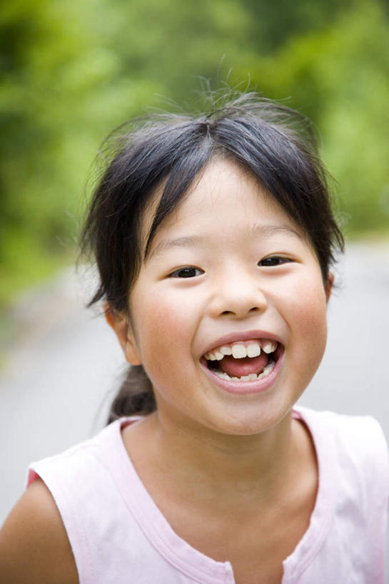东方人,儿童,脸,头,脸颊,头发,一个人,站,笑,微笑,露齿笑,竖图,俯视,室外,白天,纯洁,草地,草坪,植物,道路,路,亚洲,仅一个女性,仅一个人,阴影,服装,光线,影子,小路,交通,注视,休闲装,黄种人,草,小孩,衣服,绿色,白色,黑色,阳光,观察,看,站着,张嘴,仅一个小孩,休闲,休闲服,可爱,童年,童趣,服饰,乡间小路,观看,察看,关注,张大嘴巴,童真,烂漫,无邪,天真,女孩,女人,女性,亚洲人,孩子,头部,脸部,脸蛋,面部,张开嘴,抬头,仰头,站立,半身,彩图,高角度拍摄,女生