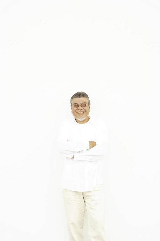 东方人,头发,一个人,站,笑,双手交叉,微笑,露齿笑,竖图,室内,白天,白色背景,正面,亚洲,仅一个男性,仅一个人,服装,注视,休闲装,黄种人,衣服,白色,观察,看,站着,仅一个老年男性,休闲,休闲服,摄影,服饰,影棚,观看,察看,双手抱胸,关注,老年男性,男人,男性,亚洲人,站立,半身,彩图,影棚拍摄,拍摄