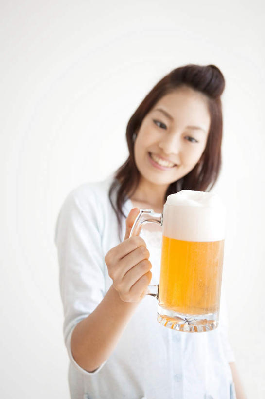 啤酒,东方人,头发,一个人,站,笑,摸,微笑,露齿笑,竖图,室内,白天,白色背景,正面,杯子,亚洲,仅一个年轻女性,仅一个女性,仅一个人,一堆,抚摸,握,堆叠,堆积,服装,泡沫,酒类,一杯,拿,拿着,注视,休闲装,黄种人,玻璃制品,酒,饮料,一个,衣服,黄色,白色,黑色,酒杯,啤酒杯,观察,看,站着,休闲,休闲服,握着,摄影,服饰,影棚,单个,观看,堆,察看,关注,年轻女性,女人,女性,亚洲人,玻璃杯,触摸,接触,站立,半身,彩图,影棚拍摄,拍摄