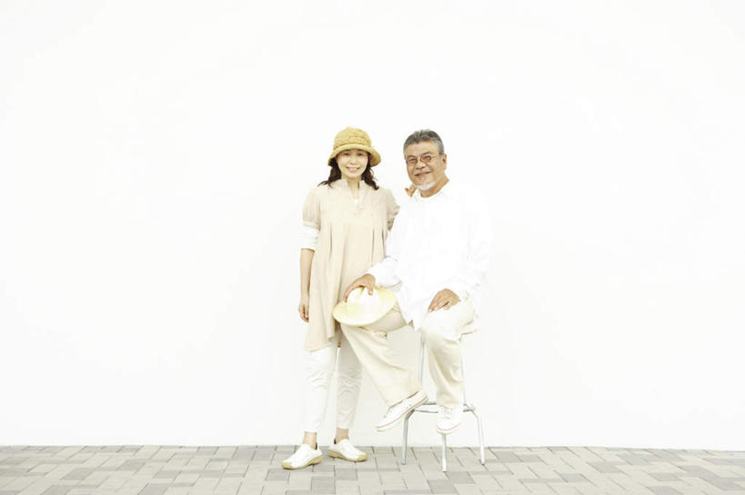 东方人,头发,两个人,家庭,夫妻,站,坐,笑,摸,微笑,露齿笑,横图,室外,白天,正面,爱情,帽子,椅子,亚洲,许多,抚摸,服装,瓷砖,地砖,方块,墙,地面,浪漫,注视,休闲装,黄种人,墙壁,墙面,排列,衣服,黄色,白色,黑色,遮阳帽,观察,看,靠,靠着,倚靠,站着,休闲,温暖,温馨,一家人,休闲服,恩爱,恋人,服饰,观看,和睦,察看,倚着,队列,关注,一顶,老年男性,老年女性,男人,男性,女人,女性,亚洲人,夫妇,情侣,触摸,接触,站立,坐着,彩图,全身,伴侣,融洽