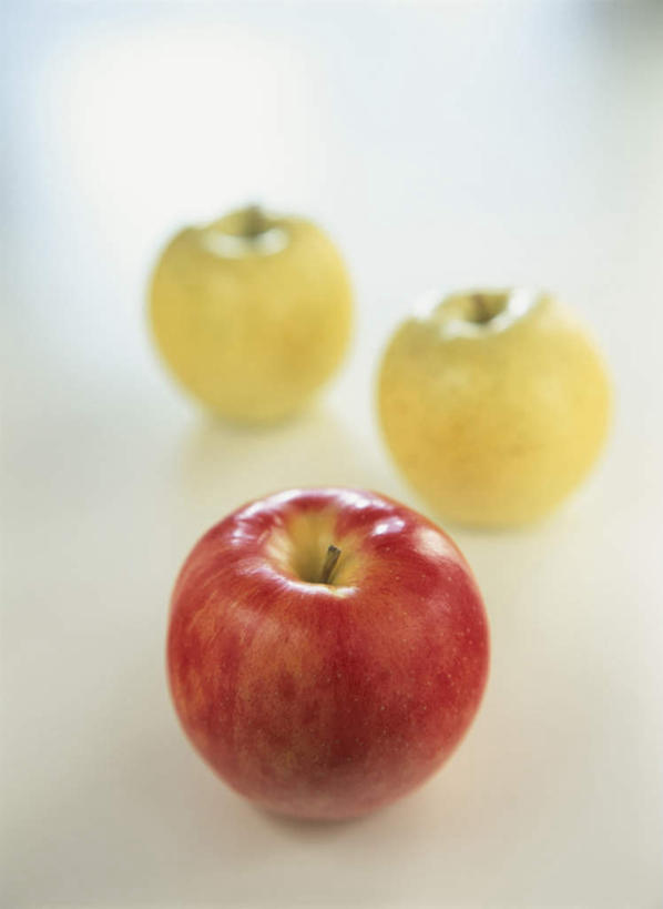 无人,竖图,俯视,室内,特写,白天,桌面,苹果,水果,阴影,朦胧,模糊,新鲜,光线,圆形,影子,生食,食品,果实,食物,三个,黄色,红色,阳光,摄影,有机食品,绿色食品,影棚,彩图,高角度拍摄,影棚拍摄,拍摄