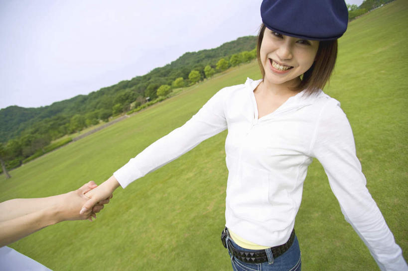 东方人,两个人,家庭,夫妻,站,握手,笑,摸,微笑,露齿笑,横图,室外,白天,正面,爱情,旅游,度假,草地,草坪,森林,山,山脉,树林,植物,帽子,亚洲,抚摸,阴影,服装,光线,影子,山峰,云,云朵,山峦,浪漫,云彩,注视,休闲装,黄种人,娱乐,运动帽,草,树,树木,衣服,蓝色,绿色,白色,白云,蓝天,天空,阳光,自然,群山,天,观察,看,站着,享受,休闲,温暖,温馨,一家人,休闲服,鸭舌帽,恩爱,放松,恋人,服饰,生长,成长,观看,和睦,察看,关注,一顶,男人,男性,年轻男性,年轻女性,女人,女性,亚洲人,夫妇,情侣,触摸,接触,拉手,手拉手,手握手,站立,半身,彩图,伴侣,融洽