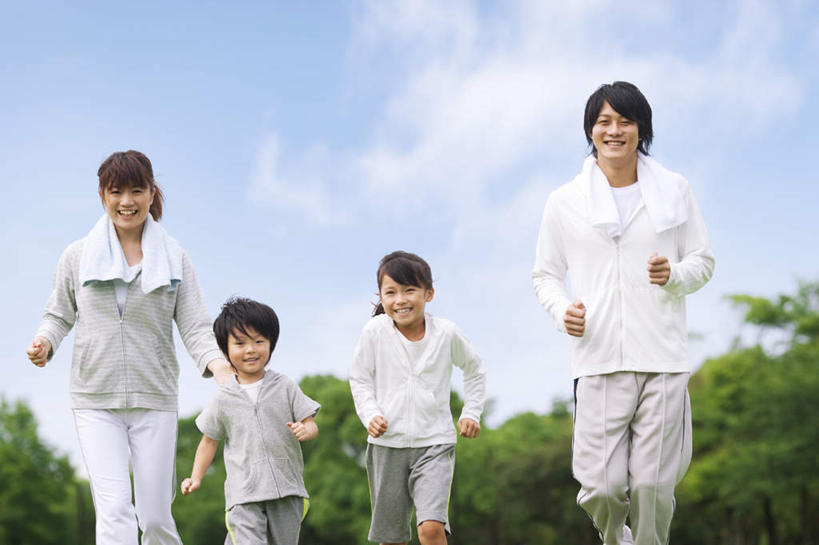 东方人,儿童,头发,四个人,家庭,夫妻,母亲,父亲,女儿,儿子,站,跑,笑,微笑,露齿笑,横图,室外,白天,正面,爱情,锻炼,纯洁,运动,草地,草坪,森林,树林,植物,亚洲,一排,阴影,服装,整齐,光线,影子,云,云朵,浪漫,云彩,注视,休闲装,黄种人,草,树,树木,排列,小孩,衣服,蓝色,绿色,白色,黑色,白云,蓝天,天空,阳光,自然,天,观察,看,站着,休闲,温暖,温馨,父子,母女,一家人,休闲服,恩爱,父爱,可爱,母爱,童年,童趣,恋人,服饰,生长,成长,观看,和睦,察看,队列,关注,童真,烂漫,无邪,体育,天真,男孩,男人,男性,年轻男性,年轻女性,女孩,女人,女性,亚洲人,孩子,夫妇,情侣,跑步,站立,半身,彩图,健身,伴侣,融洽,男生,女生