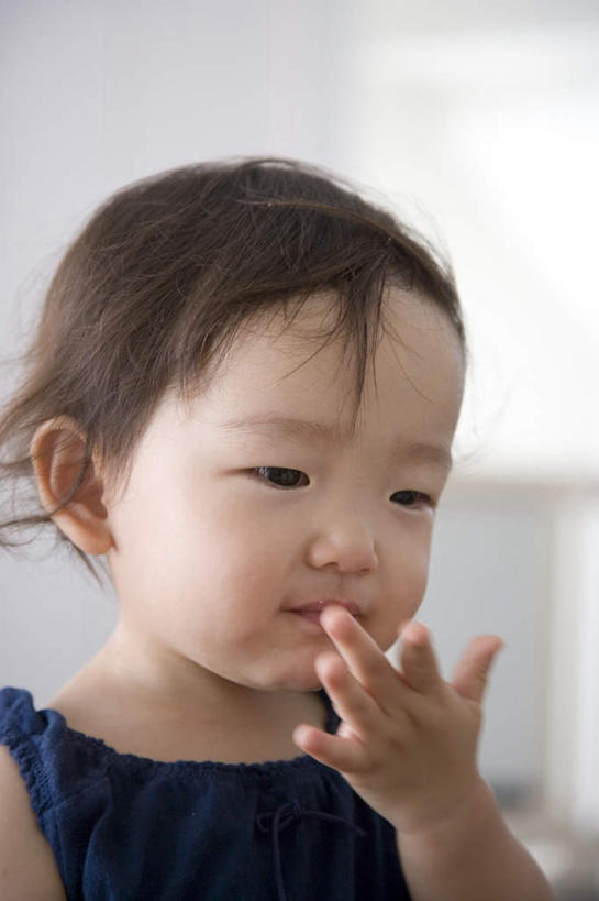 东方人,儿童,头发,一个人,站,笑,摸,微笑,露齿笑,竖图,室内,白天,正面,纯洁,亚洲,仅一个女性,仅一个人,抚摸,阴影,服装,光线,影子,墙,注视,休闲装,黄种人,墙壁,墙面,小孩,衣服,蓝色,黑色,阳光,观察,看,站着,仅一个小孩,休闲,休闲服,可爱,童年,童趣,服饰,观看,察看,关注,童真,烂漫,无邪,天真,女孩,女人,女性,亚洲人,孩子,触摸,接触,站立,半身,彩图,女生