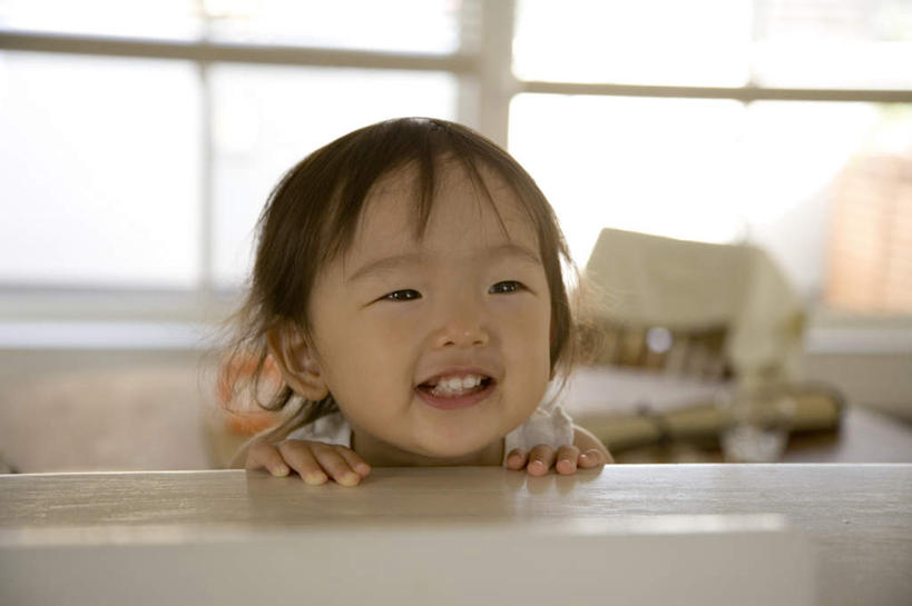 东方人,儿童,脸,头,脸颊,头发,一个人,家,站,笑,摸,微笑,露齿笑,横图,室内,白天,正面,纯洁,窗户,亚洲,仅一个女性,仅一个人,撑,抚摸,阴影,服装,光线,影子,房屋,墙,屋子,注视,休闲装,黄种人,楼房,玻璃窗,墙壁,墙面,住宅,小孩,衣服,白色,黑色,阳光,观察,看,站着,仅一个小孩,休闲,休闲服,可爱,童年,童趣,服饰,观看,察看,撑着,关注,童真,烂漫,无邪,天真,女孩,女人,女性,亚洲人,孩子,头部,脸部,脸蛋,面部,触摸,接触,站立,半身,彩图,房子,女生