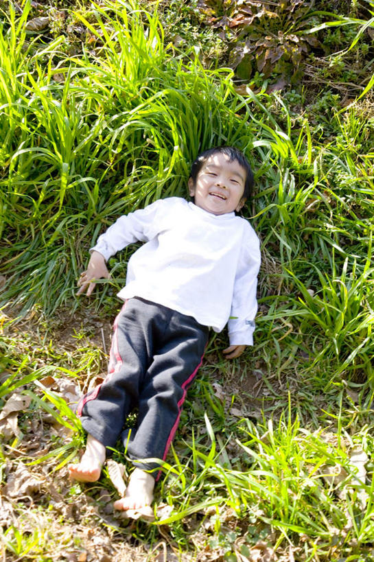 东方人,儿童,头发,一个人,躺,笑,微笑,露齿笑,竖图,俯视,室外,白天,旅游,度假,纯洁,草地,草坪,植物,叶子,亚洲,仅一个女性,仅一个人,阴影,服装,光线,影子,绿叶,注视,休闲装,黄种人,娱乐,草,小孩,衣服,绿色,白色,黑色,阳光,观察,看,仅一个小孩,享受,休闲,休闲服,嫩叶,放松,可爱,童年,童趣,服饰,观看,察看,关注,童真,烂漫,无邪,卧着,天真,女孩,女人,女性,亚洲人,孩子,叶,叶片,躺着,卧,彩图,高角度拍摄,全身,女生