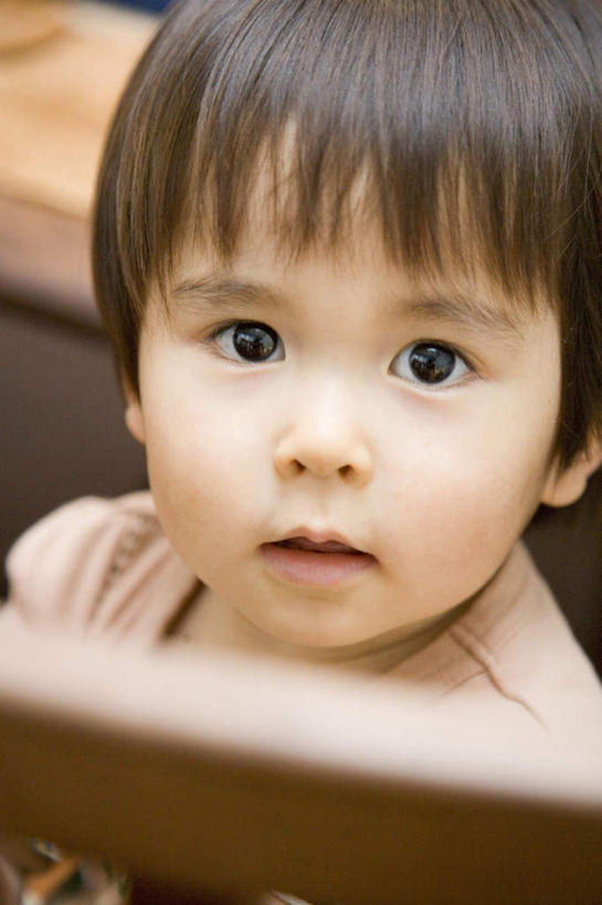 东方人,儿童,脸,头,脸颊,头发,一个人,站,笑,微笑,露齿笑,竖图,俯视,室内,白天,纯洁,亚洲,仅一个男性,仅一个人,服装,注视,休闲装,黄种人,小孩,衣服,黑色,灰色,观察,看,站着,张嘴,仅一个小孩,休闲,休闲服,可爱,童年,童趣,服饰,观看,察看,关注,张大嘴巴,童真,烂漫,无邪,天真,男孩,男人,男性,亚洲人,孩子,头部,脸部,脸蛋,面部,张开嘴,抬头,仰头,站立,半身,彩图,高角度拍摄,男生