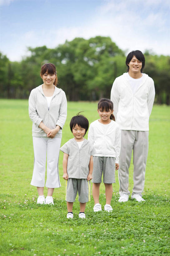 东方人,儿童,头发,四个人,家庭,夫妻,母亲,父亲,女儿,儿子,站,笑,摸,微笑,露齿笑,竖图,室外,白天,正面,爱情,纯洁,草地,草坪,植物,亚洲,抚摸,阴影,服装,光线,影子,云,云朵,浪漫,云彩,注视,休闲装,黄种人,草,树,树木,排列,小孩,衣服,蓝色,绿色,白色,黑色,白云,蓝天,天空,阳光,自然,天,观察,看,站着,休闲,温暖,温馨,父子,母女,一家人,休闲服,恩爱,父爱,可爱,母爱,童年,童趣,恋人,服饰,生长,成长,观看,和睦,察看,队列,关注,童真,烂漫,无邪,天真,男孩,男人,男性,年轻男性,年轻女性,女孩,女人,女性,亚洲人,孩子,夫妇,情侣,触摸,接触,站立,彩图,全身,伴侣,融洽,男生,女生