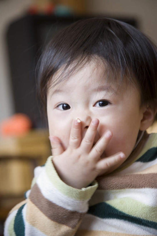 东方人,儿童,脸,头,脸颊,头发,一个人,学校,站,笑,摸,微笑,露齿笑,竖图,室内,白天,正面,毛衣,纯洁,桌子,亚洲,仅一个男性,仅一个人,一块,抚摸,条纹,注视,黄种人,书桌,校园,小孩,绿色,白色,黑色,课桌,黑板,观察,看,站着,仅一个小孩,教室,可爱,童年,童趣,遮,遮掩,观看,察看,掩盖,遮挡,关注,童真,烂漫,无邪,遮盖,掩饰,天真,男孩,男人,男性,亚洲人,孩子,头部,脸部,脸蛋,面部,触摸,接触,站立,半身,彩图,绒衣,套衫,套头毛衣,线衣,五指张开,男生