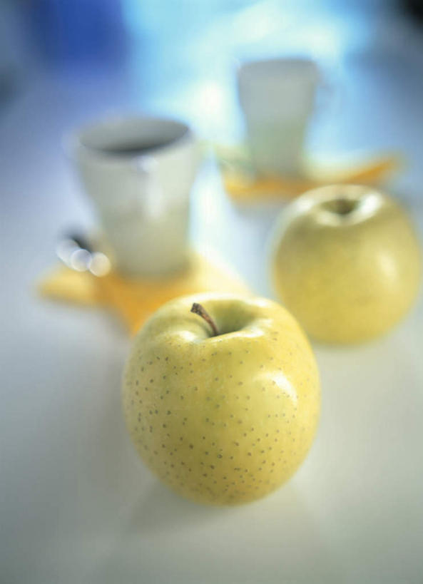 无人,竖图,俯视,室内,特写,白天,桌面,苹果,杯子,餐具,水果,阴影,朦胧,模糊,新鲜,光线,瓷器,碟子,盘,影子,勺子,生食,食品,果实,咖啡杯,陶瓷制品,食物,两个,黄色,阳光,盘子,调羹,碟,汤匙,球体,有机食品,绿色食品,瓷杯,彩图,高角度拍摄