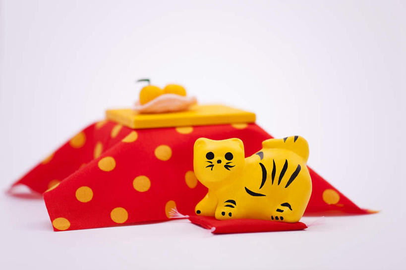 无人,站,横图,俯视,室内,特写,白天,白色背景,桌面,野生动物,柑橘,餐具,水果,玩具,一块,阴影,新鲜,艺术,装饰,反射,碟子,盘,影子,斑点,生食,食品,果实,扭头,注视,文化,传统,食物,两个,一只,黄色,红色,动物,盘子,碟,观察,看,站着,转头,摄影,有机食品,绿色食品,影棚,餐布,观看,工艺,华丽,修饰,点缀,察看,关注,创作,凶猛,衬托,美观,雅致,雅观,残暴,凶残,老虎,橘子,桔子,橙子,橙,站立,彩图,高角度拍摄,影棚拍摄,拍摄