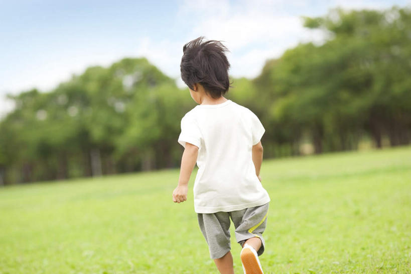 东方人,儿童,头发,一个人,站,跑,横图,室外,白天,锻炼,旅游,度假,纯洁,运动,草地,草坪,森林,树林,植物,亚洲,仅一个男性,仅一个人,阴影,服装,光线,影子,云,云朵,云彩,扭头,休闲装,黄种人,娱乐,草,树,树木,小孩,背面,衣服,蓝色,绿色,白色,黑色,白云,蓝天,天空,阳光,自然,天,站着,转头,仅一个小孩,享受,休闲,休闲服,放松,可爱,童年,童趣,服饰,生长,成长,童真,烂漫,无邪,体育,天真,男孩,男人,男性,亚洲人,孩子,跑步,站立,半身,彩图,健身,男生