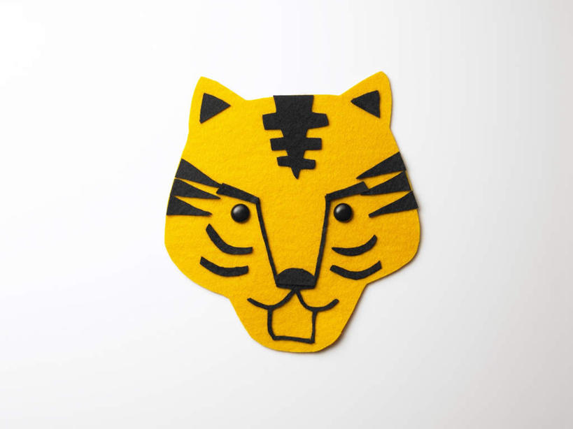 无人,笑,微笑,横图,俯视,室内,特写,白天,白色背景,野生动物,玩具,条纹,艺术,装饰,注视,文化,传统,黄色,黑色,动物,观察,看,摄影,影棚,观看,工艺,华丽,修饰,点缀,察看,关注,创作,凶猛,衬托,美观,雅致,雅观,残暴,凶残,老虎,彩图,高角度拍摄,影棚拍摄,拍摄