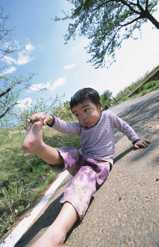 东方人,儿童,头发,一个人,坐,笑,摸,微笑,露齿笑,竖图,室外,白天,正面,旅游,度假,纯洁,草地,草坪,森林,树林,植物,道路,路,亚洲,仅一个男性,仅一个人,撑,抚摸,阴影,服装,光线,影子,云,云朵,小路,交通,云彩,抬腿,注视,休闲装,黄种人,娱乐,草,树,树木,小孩,衣服,蓝色,绿色,紫色,黑色,白云,蓝天,天空,阳光,自然,天,观察,看,仅一个小孩,享受,休闲,赤脚,休闲服,放松,可爱,童年,童趣,服饰,乡间小路,生长,成长,观看,察看,撑着,关注,童真,烂漫,无邪,天真,男孩,男人,男性,亚洲人,孩子,触摸,接触,坐着,半身,彩图,男生