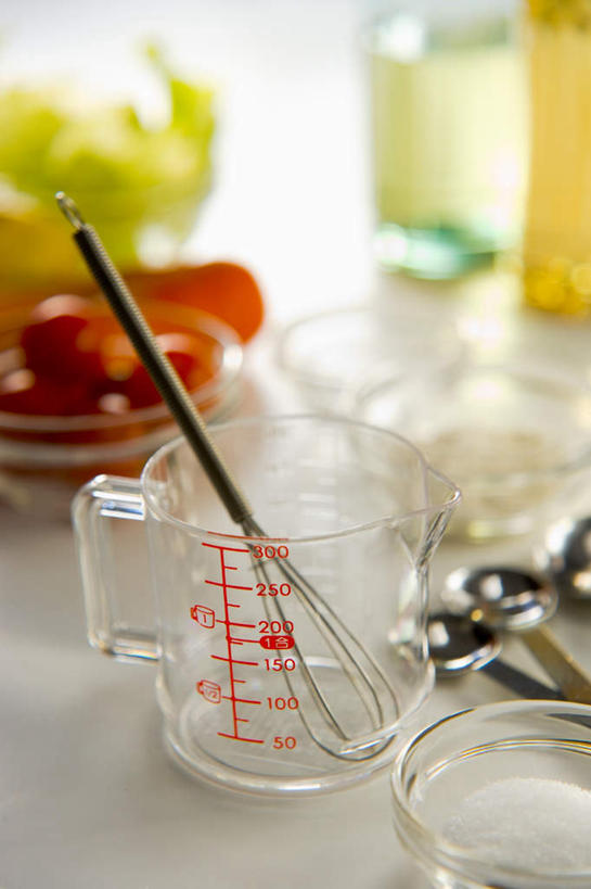 无人,竖图,俯视,室内,白天,实验,仪器,桌面,蔬菜,杯子,餐具,许多,阴影,朦胧,模糊,新鲜,研究,透明,分析,光线,化学,测试,标志,碟子,盘,数字,文字,影子,字符,勺子,食品,量杯,标识,玻璃制品,食物,一个,阳光,盘子,玻璃瓶,瓶子,打蛋器,调羹,碟,汤匙,碗,器皿,阿拉伯数字,有机食品,绿色食品,单个,计量,玻璃仪器,试验耗材,实验用品,玻璃杯,彩图,高角度拍摄