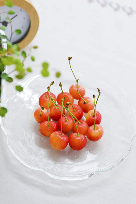 无人,竖图,俯视,室内,白天,仪器,桌面,樱桃,蔬菜,餐具,叶子,一排,许多,阴影,新鲜,整齐,反射,碟子,盘,影子,食品,绿叶,食物,排列,一个,红色,盘子,碟,球体,嫩叶,有机食品,绿色食品,单个,衡量,队列,计量,台秤,衡器,叶,叶片,秤,樱珠,莺桃,英桃,楔桃,牛桃,荆桃,彩图,高角度拍摄