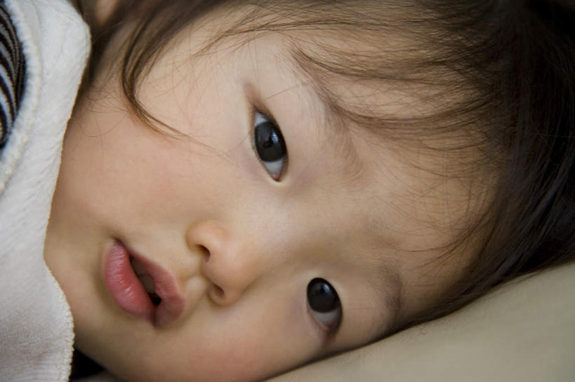 东方人,儿童,脸,头,脸颊,头发,一个人,躺,笑,微笑,露齿笑,横图,室内,白天,正面,纯洁,床,亚洲,仅一个女性,仅一个人,阴影,服装,反射,影子,床单,扭头,注视,休闲装,黄种人,被子,小孩,衣服,白色,黑色,观察,看,转头,仅一个小孩,休闲,休闲服,可爱,童年,童趣,服饰,单人床,观看,察看,被单,关注,童真,烂漫,无邪,卧着,天真,女孩,女人,女性,亚洲人,孩子,头部,长发,脸部,脸蛋,面部,躺着,卧,半身,彩图,女生