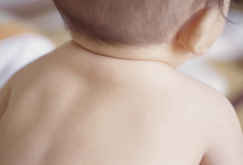 婴儿,儿童,背部,背,一个人,横图,俯视,室内,白天,纯洁,仅一个人,阴影,朦胧,模糊,光线,影子,注视,裸露,小孩,黄色,阳光,观察,看,趴着,可爱,活泼,观看,皮肤,察看,关注,宝宝,裸,纯真,烂漫,无邪,伶俐,天真,孩子,趴,抬头,仰头,半身,彩图,高角度拍摄