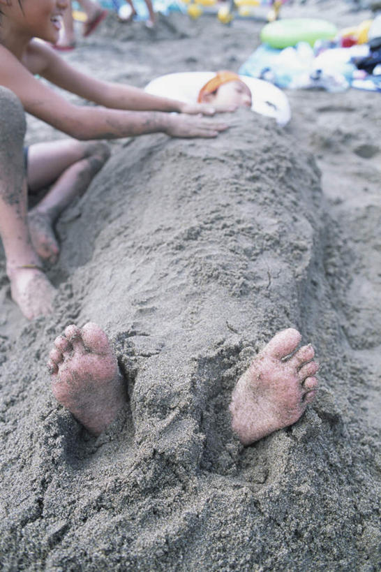 东方人,儿童,腿部,脚,脚趾,脚趾甲,腿,两个人,伙伴,朋友,躺,摸,竖图,俯视,室外,白天,旅游,度假,游戏,友谊,纯洁,沙滩,亚洲,一堆,抚摸,阴影,堆叠,堆积,光线,沙子,影子,海岸,沙地,玩,黄种人,娱乐,小孩,阳光,享受,休闲,赤脚,放松,可爱,童年,童趣,遮,遮掩,活动,堆,掩盖,遮挡,发泄,消遣,智力,童真,烂漫,无邪,遮盖,宣泄,掩饰,卧着,天真,友情,男孩,男人,男性,亚洲人,脚指甲,海滩,触摸,接触,躺着,玩耍,卧,嬉戏,半身,彩图,高角度拍摄,男生