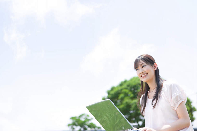 东方人,头发,一个人,坐,笑,摸,微笑,露齿笑,横图,室外,白天,仰视,旅游,度假,电脑,笔记本电脑,植物,亚洲,仅一个年轻女性,仅一个女性,仅一个人,抚摸,敲打,阴影,服装,光线,网络,影子,云,云朵,云彩,注视,休闲装,黄种人,娱乐,输入,通讯设备,树,树木,衣服,蓝色,绿色,白色,黑色,白云,蓝天,天空,阳光,自然,天,打字,观察,看,享受,休闲,休闲服,放松,服饰,生长,成长,观看,点击,敲击,察看,无线,关注,通信设备,无线网络,无线上网,便携式电脑,按键,手提电脑,年轻女性,女人,女性,亚洲人,长发,触摸,接触,坐着,半身,彩图,低角度拍摄