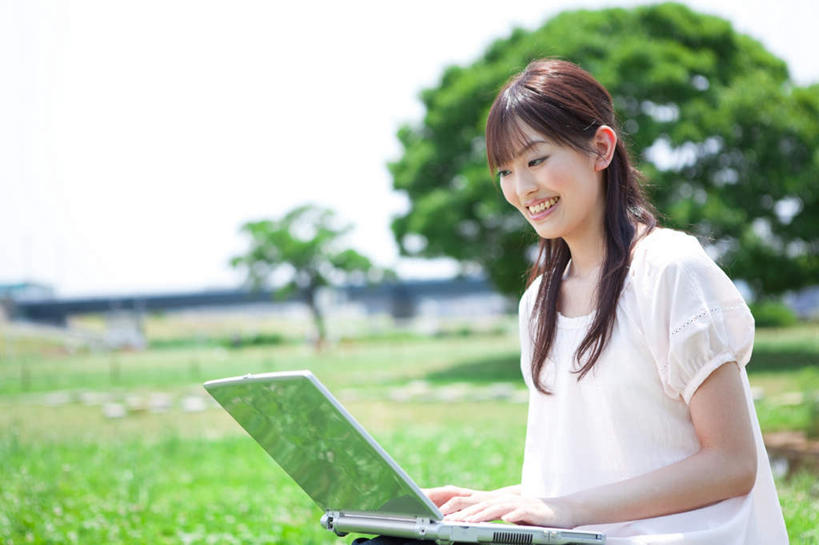 东方人,头发,一个人,栏杆,坐,笑,摸,微笑,露齿笑,横图,室外,白天,正面,旅游,度假,电脑,笔记本电脑,草地,草坪,植物,亚洲,仅一个年轻女性,仅一个女性,仅一个人,抚摸,敲打,阴影,服装,光线,网络,影子,云,云朵,围栏,云彩,注视,休闲装,黄种人,娱乐,输入,通讯设备,护栏,草,树,树木,衣服,蓝色,绿色,白色,黑色,白云,蓝天,天空,阳光,自然,天,打字,低头,观察,看,享受,休闲,休闲服,放松,服饰,生长,成长,观看,点击,一台,敲击,察看,无线,关注,通信设备,无线网络,无线上网,便携式电脑,按键,手提电脑,年轻女性,女人,女性,亚洲人,长发,触摸,接触,坐着,半身,彩图