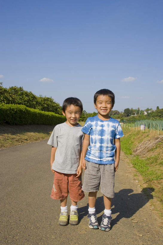 东方人,儿童,头发,两个人,伙伴,朋友,站,笑,微笑,露齿笑,竖图,室外,白天,正面,旅游,度假,友谊,纯洁,草地,草坪,植物,道路,路,亚洲,阴影,服装,光线,影子,云,云朵,小路,交通,云彩,注视,休闲装,黄种人,娱乐,草,树,树木,小孩,衣服,蓝色,绿色,黑色,白云,蓝天,天空,阳光,自然,天,观察,看,站着,享受,休闲,休闲服,放松,可爱,童年,童趣,服饰,乡间小路,生长,成长,观看,察看,关注,童真,烂漫,无邪,天真,友情,男孩,男人,男性,亚洲人,站立,彩图,全身,男生