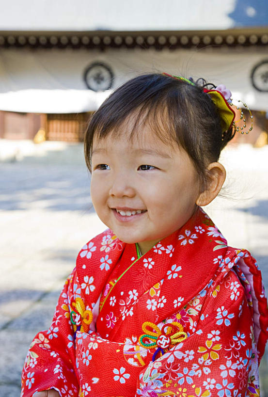 东方人,儿童,头发,一个人,站,笑,微笑,露齿笑,竖图,室外,白天,正面,民族服装,纯洁,亚洲,仅一个女性,仅一个人,阴影,花纹,和服,光线,瓷砖,地砖,图案,影子,墙,地面,注视,黄种人,墙壁,墙面,小孩,红色,黑色,阳光,观察,看,站着,仅一个小孩,可爱,童年,童趣,服饰,观看,察看,关注,童真,烂漫,无邪,吴服,唐草,唐花,唐锦,天真,女孩,女人,女性,亚洲人,孩子,站立,半身,彩图,传统服装,民俗服,女生