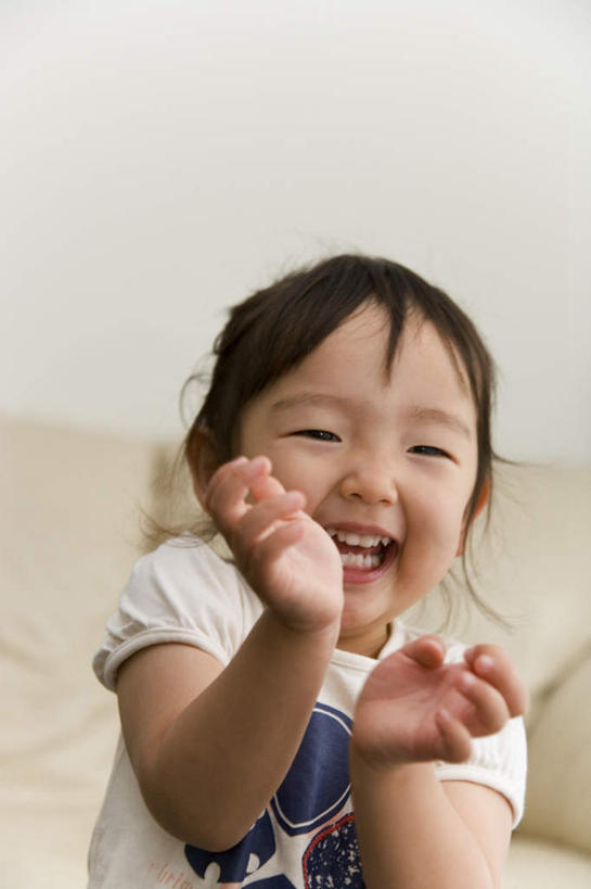 东方人,儿童,头发,一个人,站,笑,摸,微笑,露齿笑,竖图,室内,白天,正面,纯洁,沙发,亚洲,仅一个女性,仅一个人,抚摸,阴影,服装,光线,影子,墙,注视,休闲装,黄种人,墙壁,墙面,小孩,衣服,白色,黑色,阳光,观察,看,站着,仅一个小孩,休闲,休闲服,可爱,童年,童趣,服饰,观看,察看,关注,布艺沙发,童真,烂漫,无邪,天真,女孩,女人,女性,亚洲人,孩子,长发,触摸,接触,站立,半身,彩图,女生