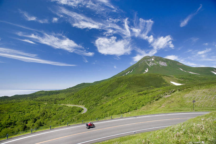 无人,横图,俯视,室外,白天,旅游,度假,草地,草坪,美景,山,山脉,植物,道路,路,公路,汽车,北海道,日本,亚洲,一辆,阴影,弯曲,光线,影子,景观,山峰,云,云朵,交通,山峦,云彩,娱乐,车,草,树,树木,蓝色,绿色,白云,蓝天,天空,阳光,自然,交通工具,轿车,群山,天,驾驶,行驶,享受,休闲,景色,放松,蜿蜒,生长,成长,操纵,控制,自然风光,载具,东亚,操控,日本国,北海道地方,北海道岛,把持,马路,彩图,高角度拍摄