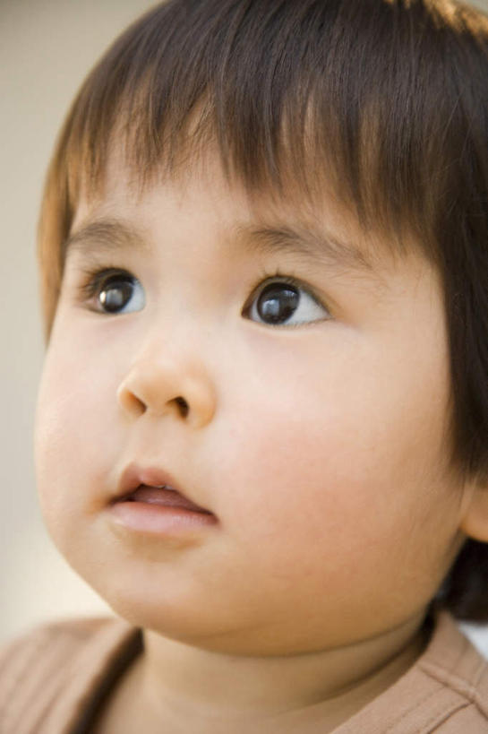 东方人,儿童,脸,头,脸颊,头发,一个人,站,笑,微笑,露齿笑,竖图,室内,白天,正面,纯洁,亚洲,仅一个男性,仅一个人,服装,注视,休闲装,黄种人,小孩,衣服,黑色,灰色,观察,看,站着,张嘴,仅一个小孩,休闲,休闲服,可爱,童年,童趣,服饰,观看,察看,关注,张大嘴巴,童真,烂漫,无邪,天真,男孩,男人,男性,亚洲人,孩子,头部,脸部,脸蛋,面部,张开嘴,抬头,仰头,站立,半身,彩图,男生