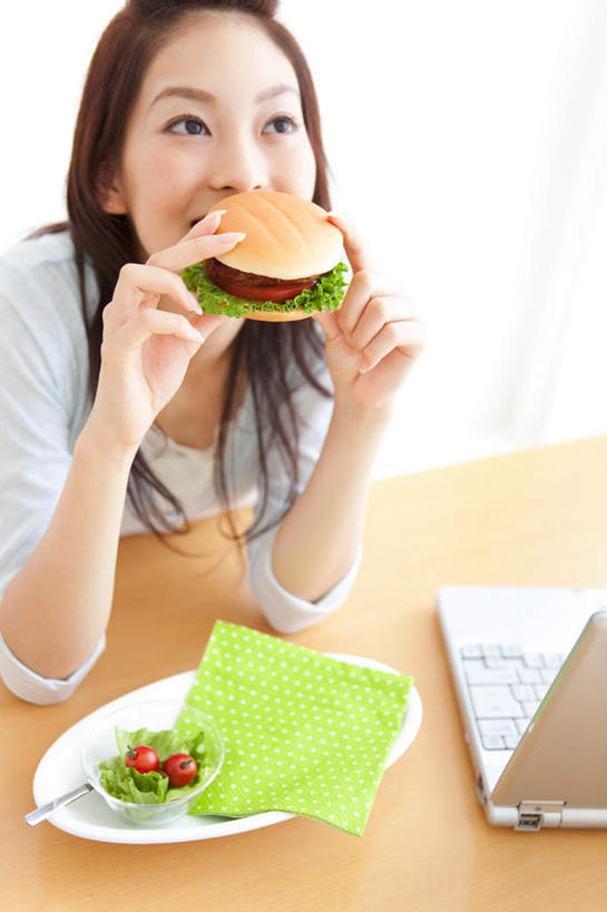 东方人,头发,一个人,坐,举,笑,摸,吃,微笑,露齿笑,竖图,俯视,室内,白天,烹饪,西餐,电脑,笔记本电脑,餐桌,桌子,蔬菜,餐具,亚洲,仅一个年轻女性,仅一个女性,仅一个人,一块,抚摸,握,服装,新鲜,网络,碟子,盘,墙,汉堡,料理,食品,拿,拿着,扭头,注视,休闲装,黄种人,通讯设备,菜肴,美食,墙壁,墙面,食物,衣服,白色,黑色,盘子,碟,快餐,观察,看,托,转头,休闲,休闲服,西式,握着,服饰,佳肴,有机食品,绿色食品,餐台,观看,一台,察看,无线,关注,通信设备,无线网络,无线上网,便携式电脑,西式快餐,垃圾食品,手提电脑,年轻女性,女人,女性,亚洲人,触摸,接触,举起,举手,举着,嚼,食,向上举,向上伸,向上托,坐着,半身,彩图,高角度拍摄