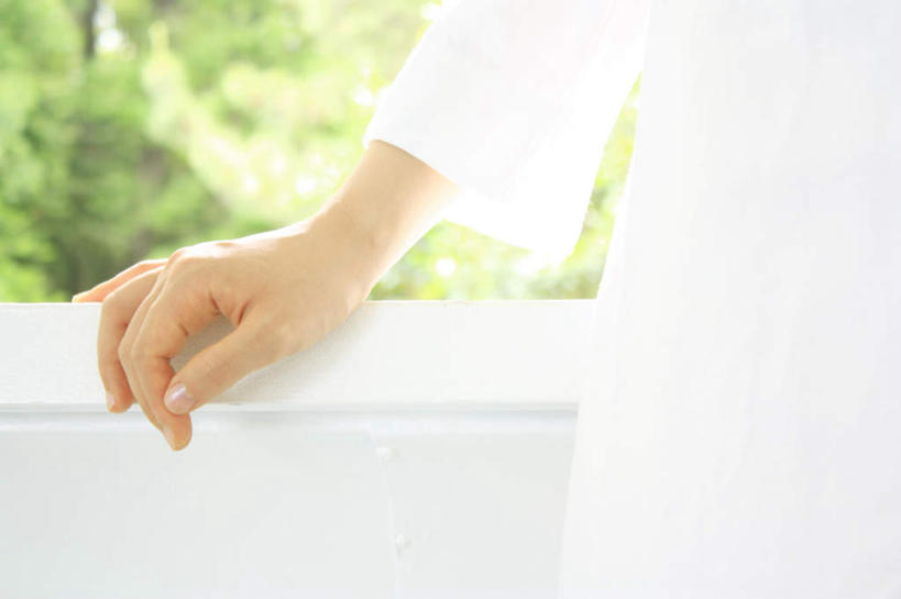 东方人,手,一个人,摸,横图,室外,白天,正面,旅游,度假,草地,草坪,植物,亚洲,仅一个年轻女性,仅一个女性,仅一个人,撑,抚摸,阴影,服装,光线,影子,墙,休闲装,黄种人,娱乐,墙壁,墙面,草,树,树木,衣服,绿色,白色,阳光,自然,享受,休闲,手部,休闲服,放松,服饰,生长,成长,撑着,年轻女性,女人,女性,亚洲人,触摸,接触,半身,彩图