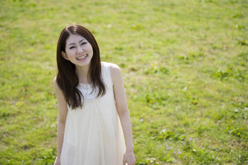 东方人,头发,一个人,站,笑,微笑,露齿笑,横图,俯视,室外,白天,旅游,度假,草地,草坪,植物,亚洲,仅一个年轻女性,仅一个女性,仅一个人,阴影,服装,光线,影子,注视,休闲装,黄种人,娱乐,草,衣服,绿色,白色,黑色,阳光,观察,看,站着,享受,休闲,休闲服,放松,服饰,观看,察看,关注,年轻女性,女人,女性,亚洲人,长发,抬头,仰头,站立,半身,彩图,高角度拍摄
