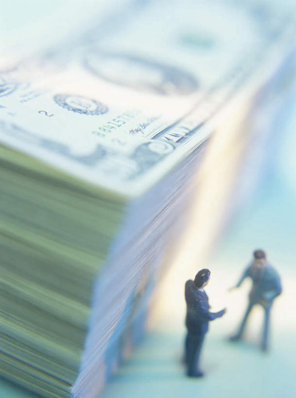 东方人,两个人,伙伴,朋友,商务人士,商务男性,站,笑,说,微笑,露齿笑,竖图,俯视,室外,白天,衬衫,讨论,友谊,钱,美元,数码,科技,亚洲,一堆,许多,阴影,堆叠,堆积,套装,光线,网络,瓷砖,地砖,钱币,影子,地面,高光,几何,计算机图形,美金,合成,注视,黄种人,相视,阳光,观察,看,站着,面对面,钞票,金融,纸币,经济,观看,堆,对视,电脑合成图,数码合成图,察看,关注,相对,商务装,流通,纸钞,贸易,工薪阶层,相看,写实,具体,具象,交流,友情,货币,现金,男人,男性,年轻男性,亚洲人,白领,上班族,沟通,讲话,交谈,商讨,说话,谈话,站立,彩图,高角度拍摄,全身,衬衣