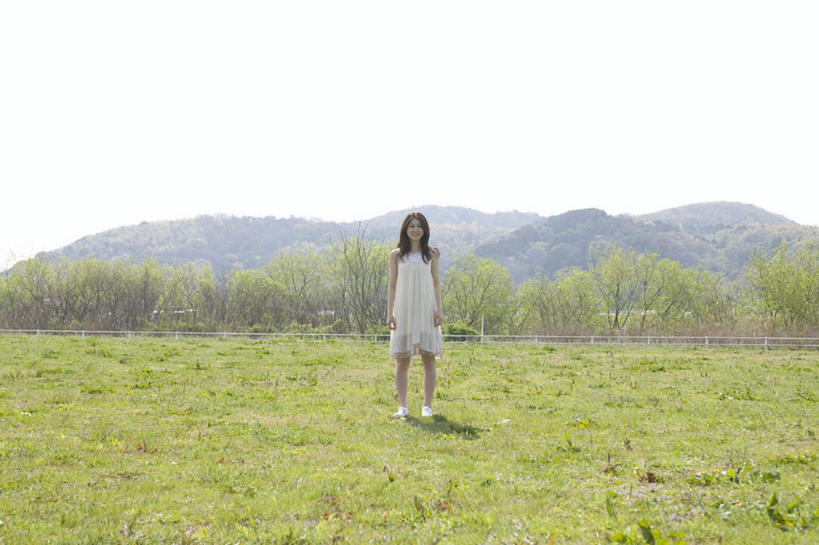 东方人,头发,一个人,站,笑,微笑,露齿笑,横图,室外,白天,正面,裙子,旅游,度假,草地,草坪,山,山脉,植物,亚洲,仅一个年轻女性,仅一个女性,仅一个人,阴影,连衣裙,光线,影子,山峰,云,云朵,山峦,云彩,注视,黄种人,娱乐,草,树,树木,蓝色,绿色,白色,黑色,白云,蓝天,天空,阳光,自然,群山,天,观察,看,站着,享受,休闲,放松,生长,成长,观看,察看,关注,年轻女性,女人,女性,亚洲人,长发,站立,彩图,全身