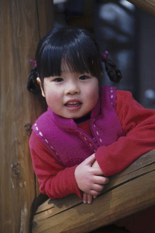 东方人,儿童,头发,一个人,栏杆,站,笑,摸,微笑,露齿笑,竖图,室外,白天,正面,旅游,度假,纯洁,亚洲,仅一个女性,仅一个人,撑,抚摸,服装,墙,围栏,注视,休闲装,黄种人,娱乐,护栏,墙壁,墙面,小孩,衣服,红色,黑色,观察,看,靠,靠着,倚靠,站着,仅一个小孩,享受,休闲,休闲服,放松,可爱,童年,童趣,服饰,观看,察看,撑着,倚着,关注,童真,烂漫,无邪,天真,女孩,女人,女性,亚洲人,孩子,长发,触摸,接触,站立,半身,彩图,女生