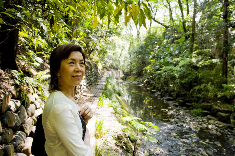 东方人,背,一个人,站,笑,摸,微笑,露齿笑,横图,室外,白天,侧面,旅游,度假,草地,草坪,河流,石头,水,植物,亚洲,仅一个女性,仅一个人,抚摸,阴影,波纹,服装,光线,包,皮包,石子,影子,河水,水流,扭头,注视,休闲装,黄种人,娱乐,草,树,树木,衣服,绿色,白色,水纹,阳光,自然,波浪,背着,观察,看,站着,转头,仅一个中年女性,享受,休闲,休闲服,放松,服饰,生长,成长,观看,单肩包,察看,关注,女人,女性,中年女性,亚洲人,石块,触摸,接触,站立,半身,彩图