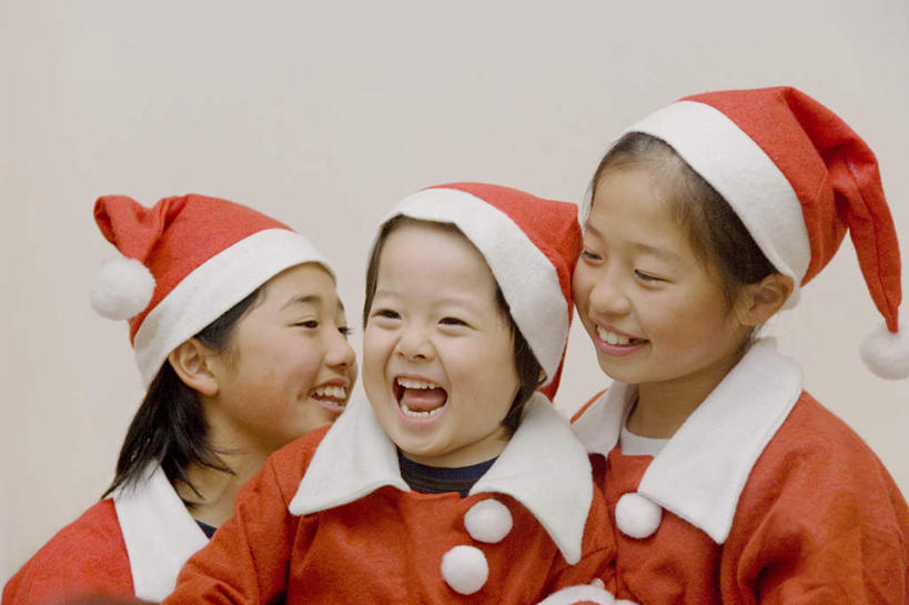 东方人,儿童,三个人,伙伴,朋友,站,笑,摸,微笑,露齿笑,横图,室内,白天,正面,友谊,纯洁,帽子,亚洲,一排,抚摸,灰色背景,整齐,扭头,注视,黄种人,排列,三个,小孩,衣服,红色,观察,看,站着,张嘴,转头,圣诞帽,童年,童趣,摄影,影棚,观看,察看,队列,关注,圣诞装,张大嘴巴,童真,烂漫,无邪,棉帽,天真,友情,男孩,男人,男性,女孩,女人,女性,亚洲人,张开嘴,触摸,接触,站立,半身,彩图,影棚拍摄,拍摄,男生,女生