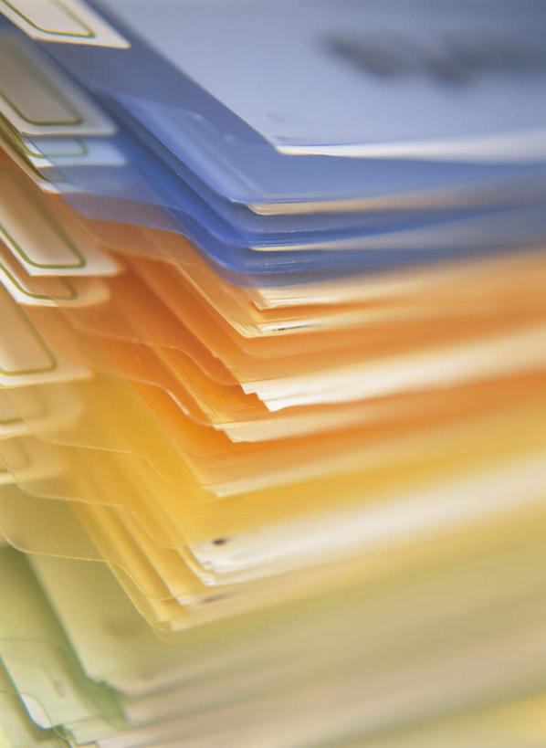 无人,竖图,俯视,室内,特写,白天,桌面,一堆,一排,许多,阴影,堆叠,堆积,朦胧,模糊,整齐,光线,材料,档案,文件,影子,排列,黄色,蓝色,阳光,资料,堆,队列,文档,彩图,高角度拍摄