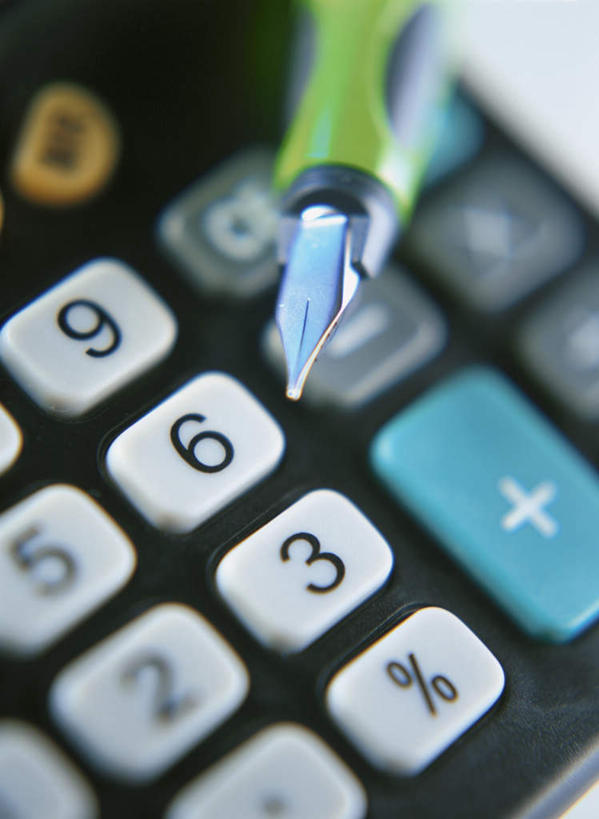 无人,竖图,俯视,室内,特写,白天,计算器,静物,一排,许多,整齐,计算,科学,笔,标志,数字,文字,字符,办公用品,钢笔,标识,文具,排列,一个,蓝色,白色,黑色,学习用品,理财,财务,阿拉伯数字,单个,文具用品,一支,队列,数学,按键,彩图,高角度拍摄