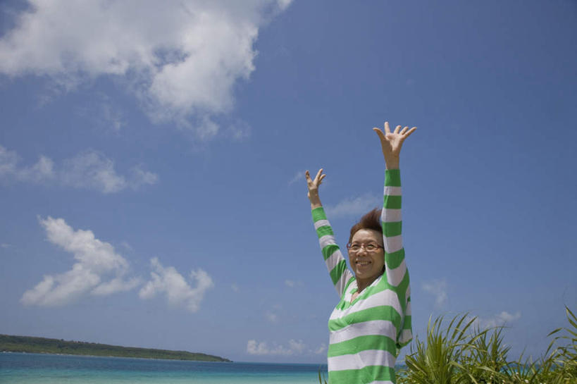 东方人,头发,一个人,站,举,笑,微笑,露齿笑,横图,室外,白天,正面,旅游,度假,草地,草坪,海浪,海洋,沙滩,植物,亚洲,仅一个年轻女性,仅一个女性,仅一个人,阴影,条纹,服装,光线,沙子,影子,海岸,浪花,云,云朵,沙地,云彩,扭头,注视,休闲装,黄种人,娱乐,草,衣服,蓝色,绿色,白色,黑色,白云,蓝天,天空,阳光,海水,天,观察,看,托,站着,转头,享受,休闲,休闲服,放松,服饰,观看,察看,关注,海景,年轻女性,女人,女性,亚洲人,大海,风浪,海,海水的波动,海滩,近岸浪,涌浪,举起,举手,举着,向上举,向上伸,向上托,站立,半身,彩图,五指张开