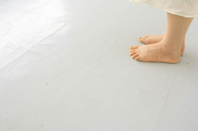 东方人,腿部,脚,脚趾,脚趾甲,腿,一个人,站,横图,俯视,室内,白天,亚洲,仅一个年轻女性,仅一个女性,仅一个人,阴影,服装,光线,瓷砖,地砖,影子,地面,休闲装,黄种人,踩,衣服,白色,阳光,踩着,站着,休闲,赤脚,休闲服,服饰,年轻女性,女人,女性,亚洲人,脚指甲,站立,半身,彩图,高角度拍摄